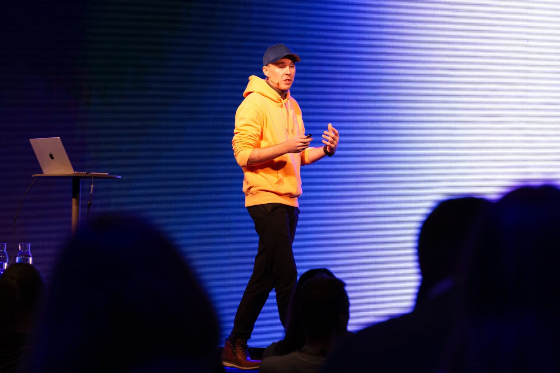 Sibbe Silvén på scen i orange hoodie
